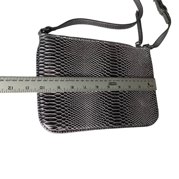 Nine West silver pewter faux snakeskin crossbody purse. - Picture 4 of 10